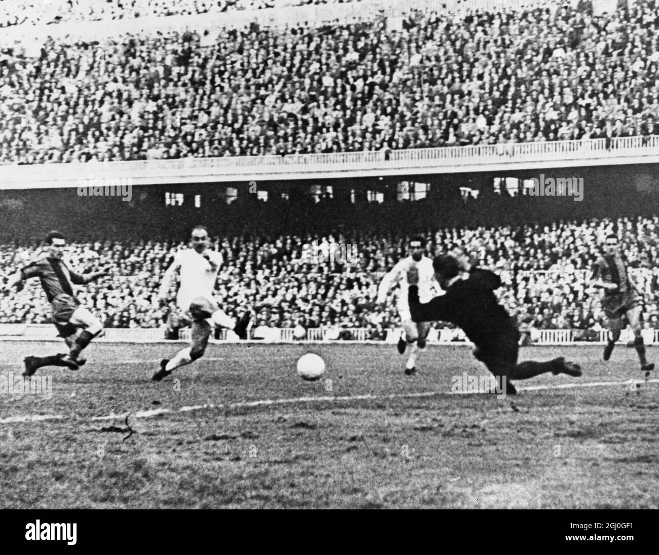 Alfredo di stefano 1960 hires stock photography and images Alamy