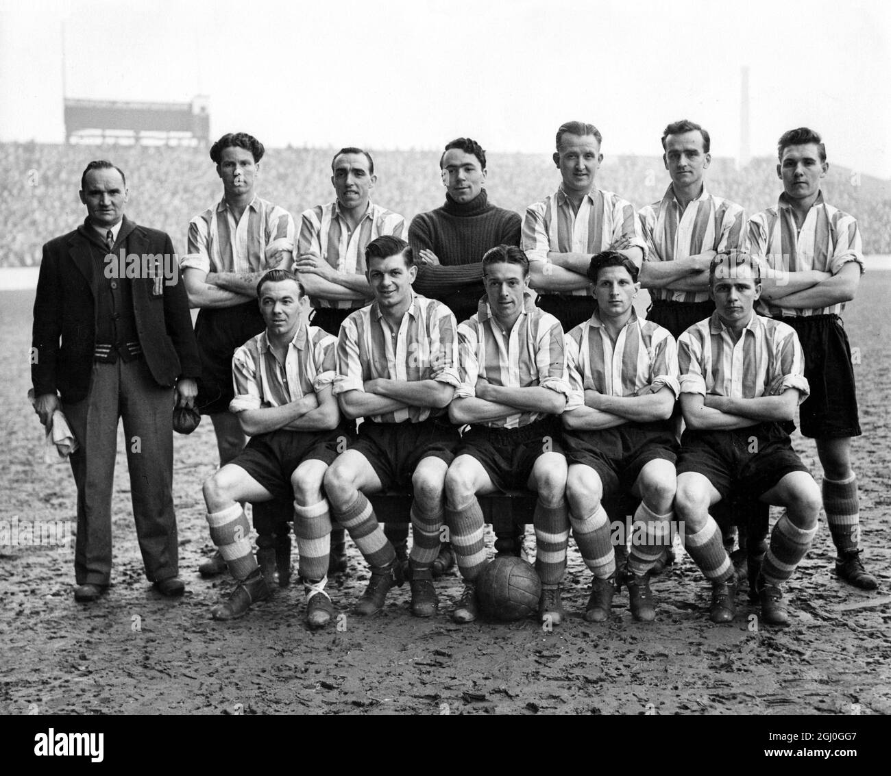 Sheffield United Team Photo (back row l-r) R. Wright (trainer); H. Hitchen; E. Furniss; E. Burgin; H. Latham; M. McLafferty; J. Shaw. (front row l-r) F A Smith; L. Browning; H. Brook; A. Ringstead; G. Hutchinson. January 1952 Stock Photo