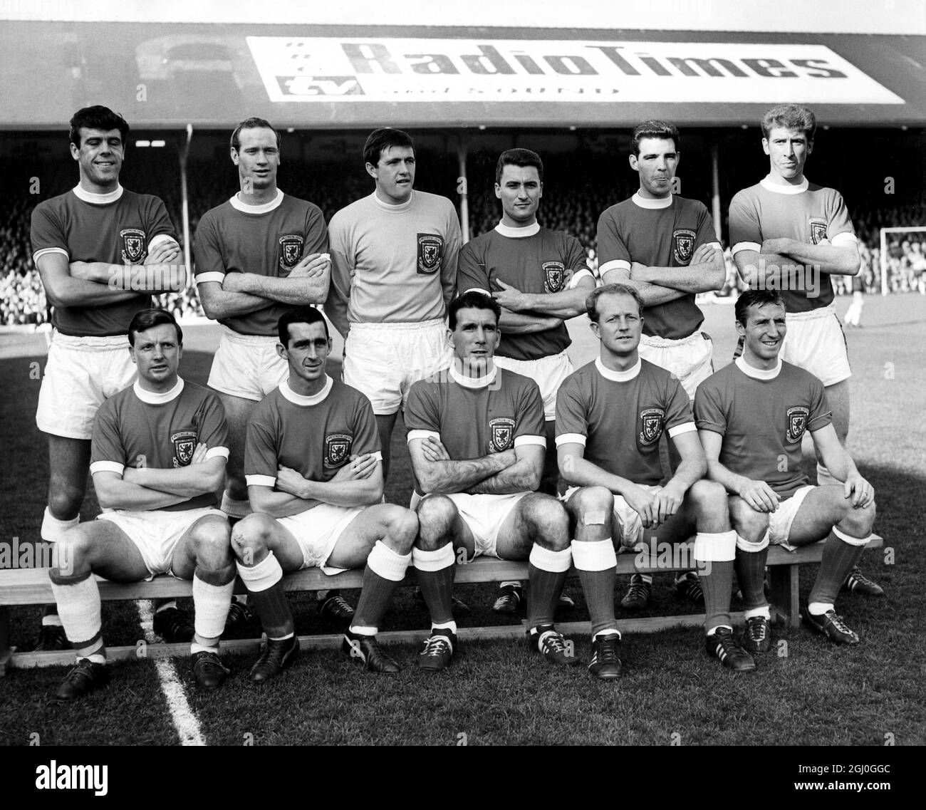 The Welsh Team at Ninian Park Cardiff Photo shows: (back row l-r) M. England; T. Hennessey; D. Hollins; G. Williams; A. Burton; G. Davies (front row l-r) L. Allchurch; R. Vernon; S. Williams (captain), J. Allchurch and C. Jones. 12th October 1963 Stock Photo