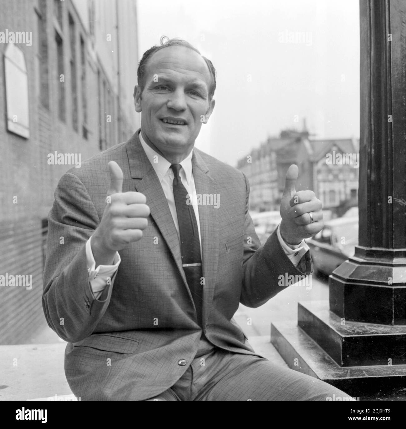 London: A delighted Henry Cooper, the form British Heavyweight champion , gives a double thumbs-up sign to celebrate the good new he heard this morning about the damaged cartilage in hjis right leg. Cooperis seen leaving Arseanal Headquarter at Highbufry Stadium ater being told that he can resume training for his fight with American's Jimmy Ellis. The contest will now take place on Novedsmber 1st 24 September 1969 Stock Photo