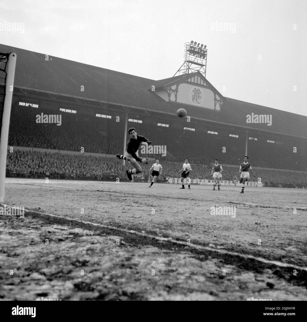 London: The Arsenal goalkeeper, flies though the air in an attempt to save at White Hart Lane, Tottenham, during the local ''Derby'' between the Arsenal and Tottenham Hotspur. 16 January 1960 Stock Photo
