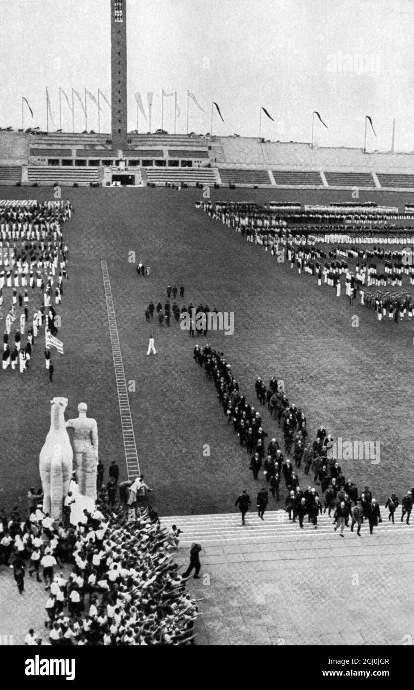 1936 Olympics, Berlin - The Fuhrer Adolf Hitler leading the international Olympic committee on the May field. (Der Fuhrer Adolf Hitler, an der Spitze des Internationalen Olympischen Komitees auf dem Maifeld) ©TopFoto Stock Photo