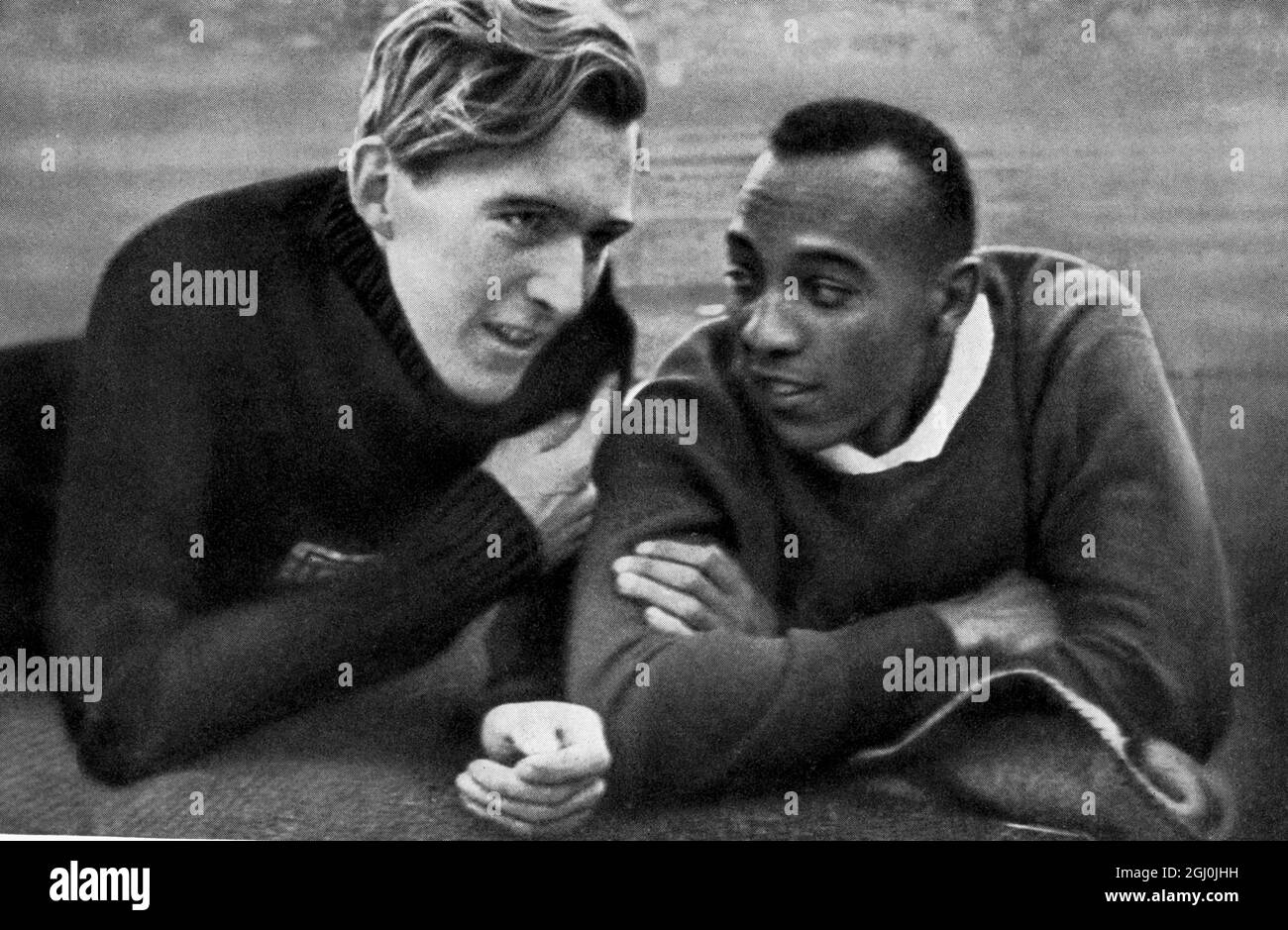 1936 Olympics, Berlin - Luz Long and Jesse Owens chat a little in a break during the long jump. (Luz Long und Jesse Owens plaudern ein wenig in der Rubepause beim Weitsprung) ©TopFoto Stock Photo