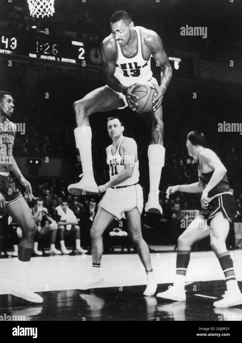 Old Wilt Chamberlain Photo With Strange Optical Illusion Pants Will Boggle  Your Mind