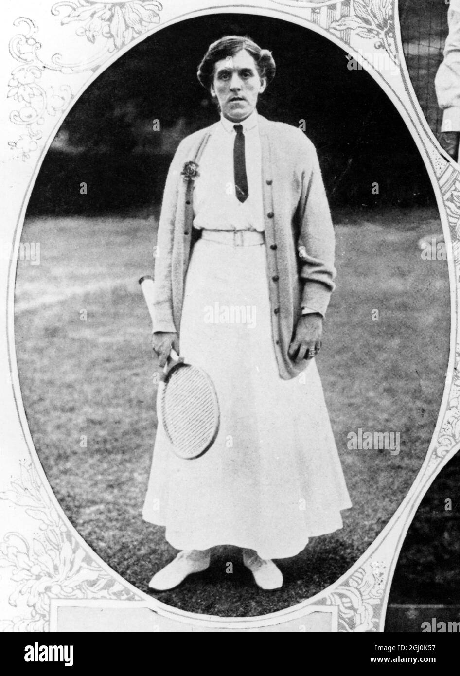Mrs. Lambert Chambers (BRI) at Wimbledon in July 1913 ©TopFoto *** Local Caption *** 1913 - Mrs. R.L. Chambers Stock Photo