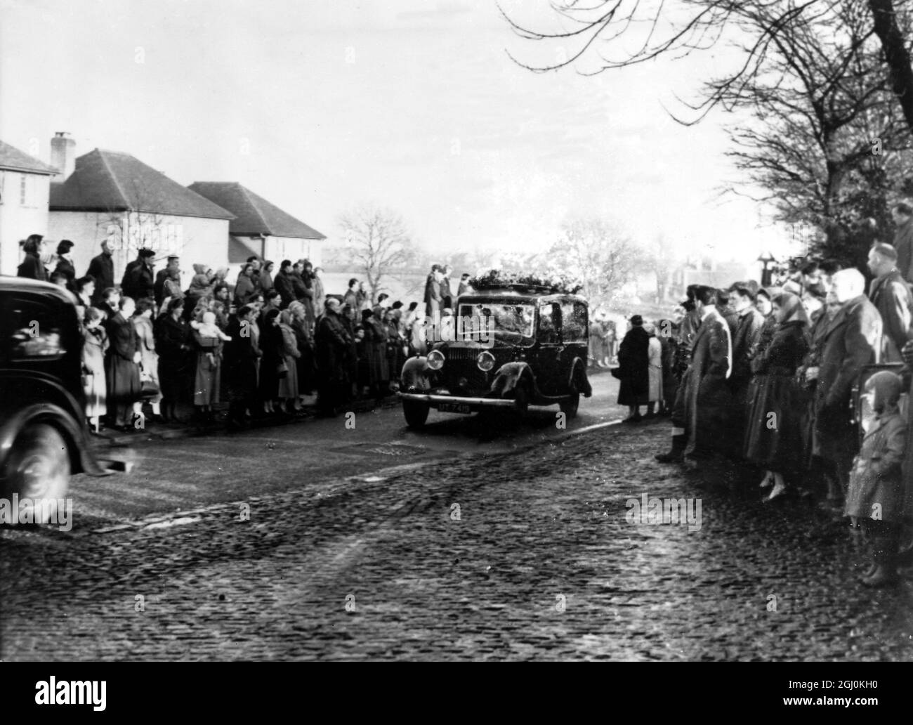 Hundreds of friends and supporters of Roger Byrne, the Captain of Manchester United football team, line the route taken by his hearse. He was killed in the tragic air disaster in Munich, Germany. 12th February, 1958 Stock Photo