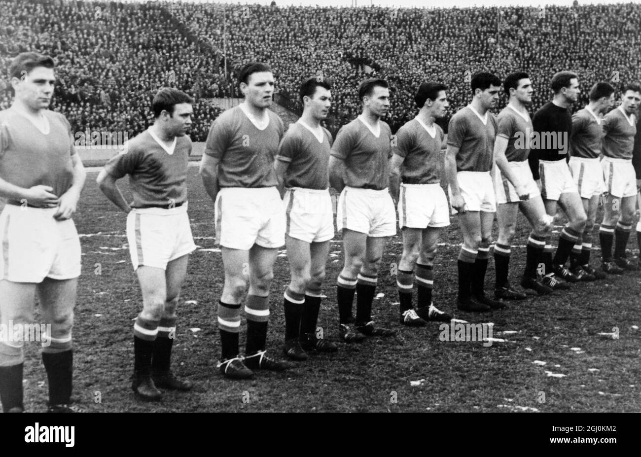 The last picture of Manchester United as a team before the Munich aircrash. Left to Right, Duncan Edwards, Eddie Colman, Mark Jones, Ken Morgans, Bobby Charlton, Dennis Viollet, Tommy Taylor, Billy Foulkes, Harry Gregg, Albert Scanlon, Roger Byrne. 6th February 1958. Stock Photo