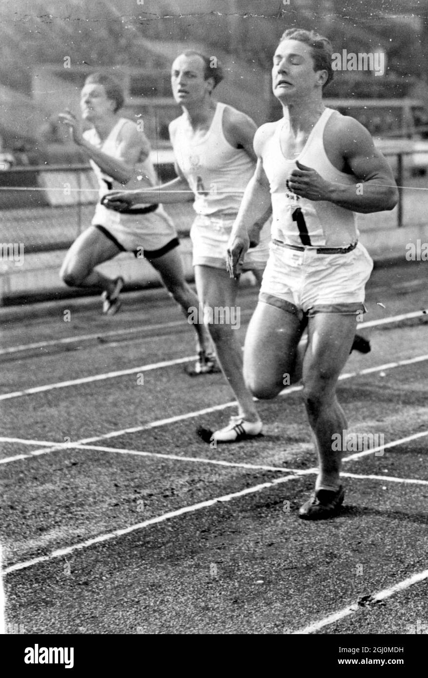 Oxford and Cambridge J . R . R . C . Young winning 100 yards sprint from J . R . A . Scott - Oldfield in Inter University Sports at White City London 22 March 1958 Stock Photo