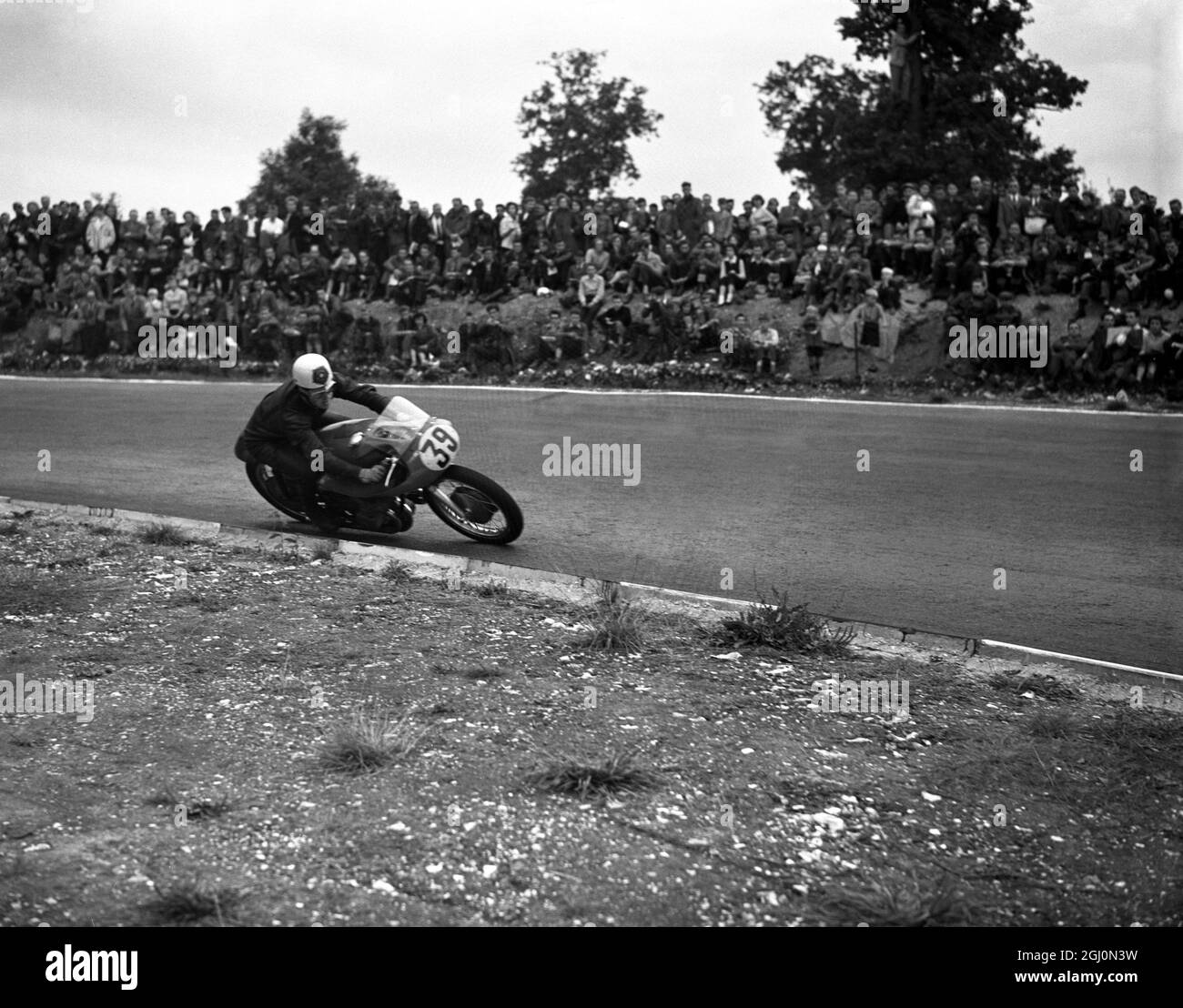 Geoff Duke , British world road racing motorcycle champion , racing at Brands Hatch circuit in Kent . 24th September 1955 Stock Photo