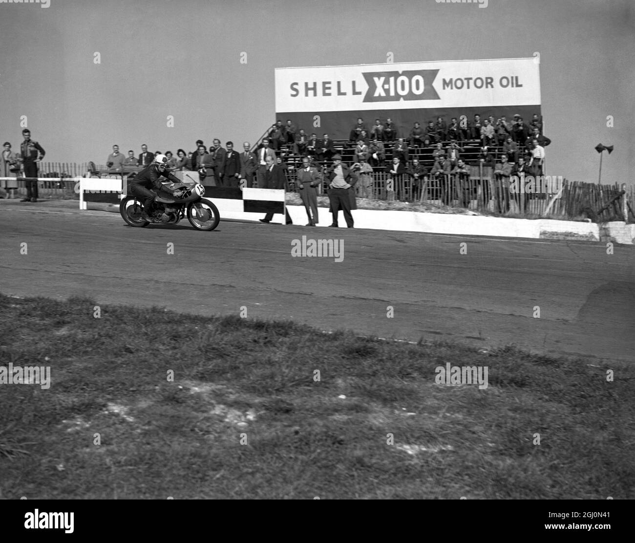 Geoff Duke , British world road racing motorcycle champion , racing at the Brands Hatch circuit in Kent . 24th September 1955 Stock Photo