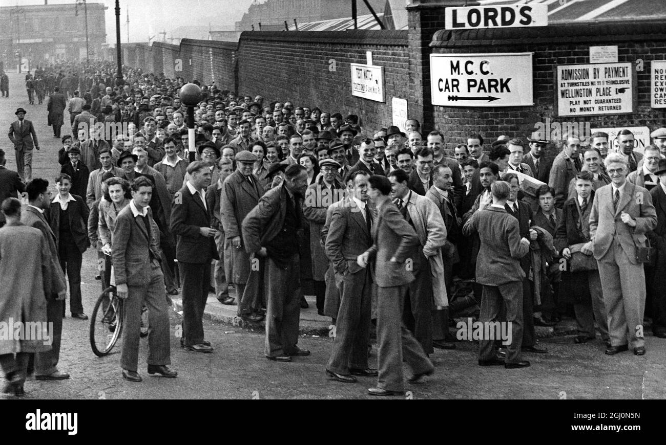 At 7am the sun shines on the all-night long queue to see the second test match between England and Australia at Lord's cricket ground. 24th June 1948 Stock Photo
