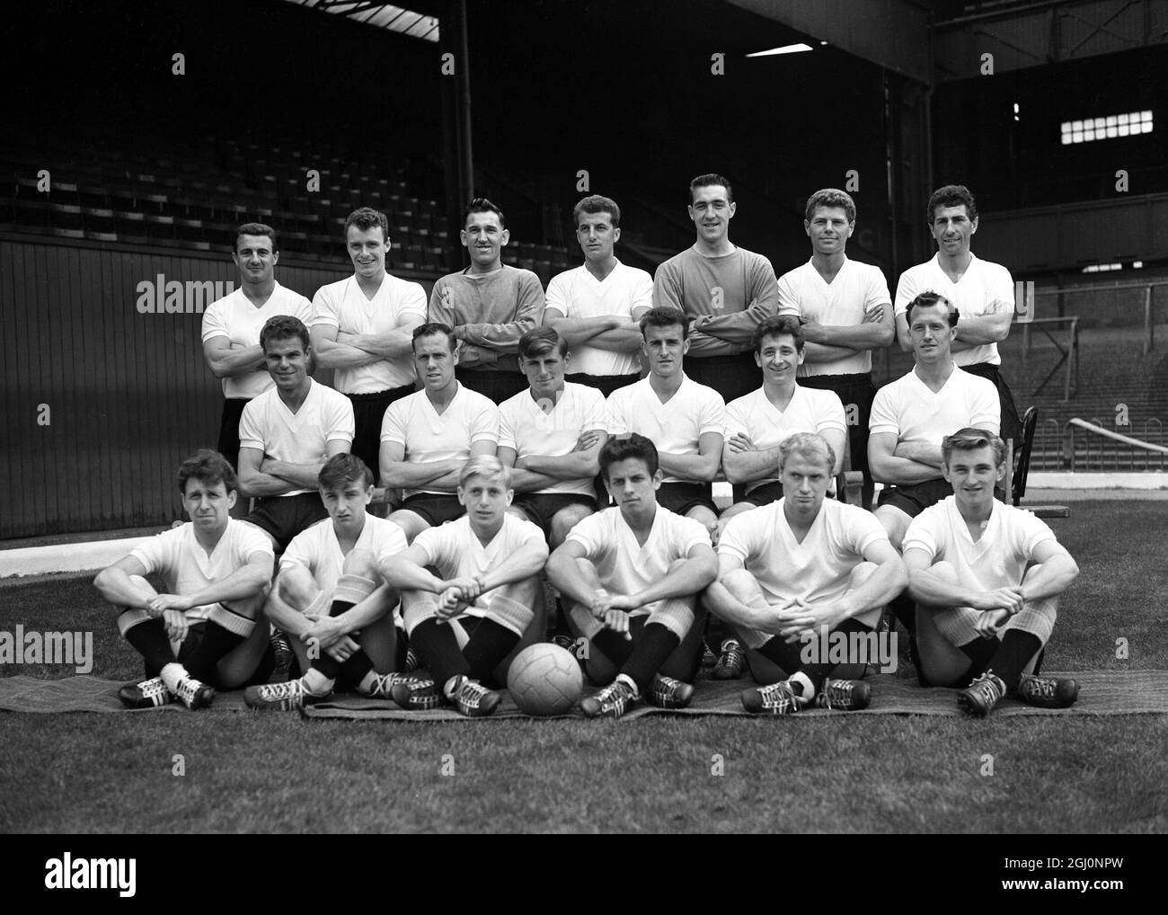 official group of Derby County FC 1961-62 Back row left to right: Jack Parry ; Peter Thompson ; Ken Oxford ; Ray Young ; Terry Adlington ; Brian Daykin ; Des Palmer Centre row: L to R : E Hutchinson , G Barrowcliffe ; Phil Waller ; Glyn Davies ; W Curry , A Conwell . Front row L to R: Roby ; Geoff Campion ; G Stephenson ; Ron Webster ; Nick Hopkinson ; John Richardson 18th August 1961 Stock Photo