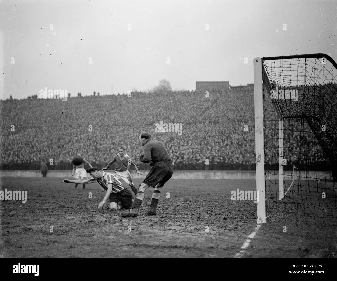 Football team 1946 Stock Photo Alamy