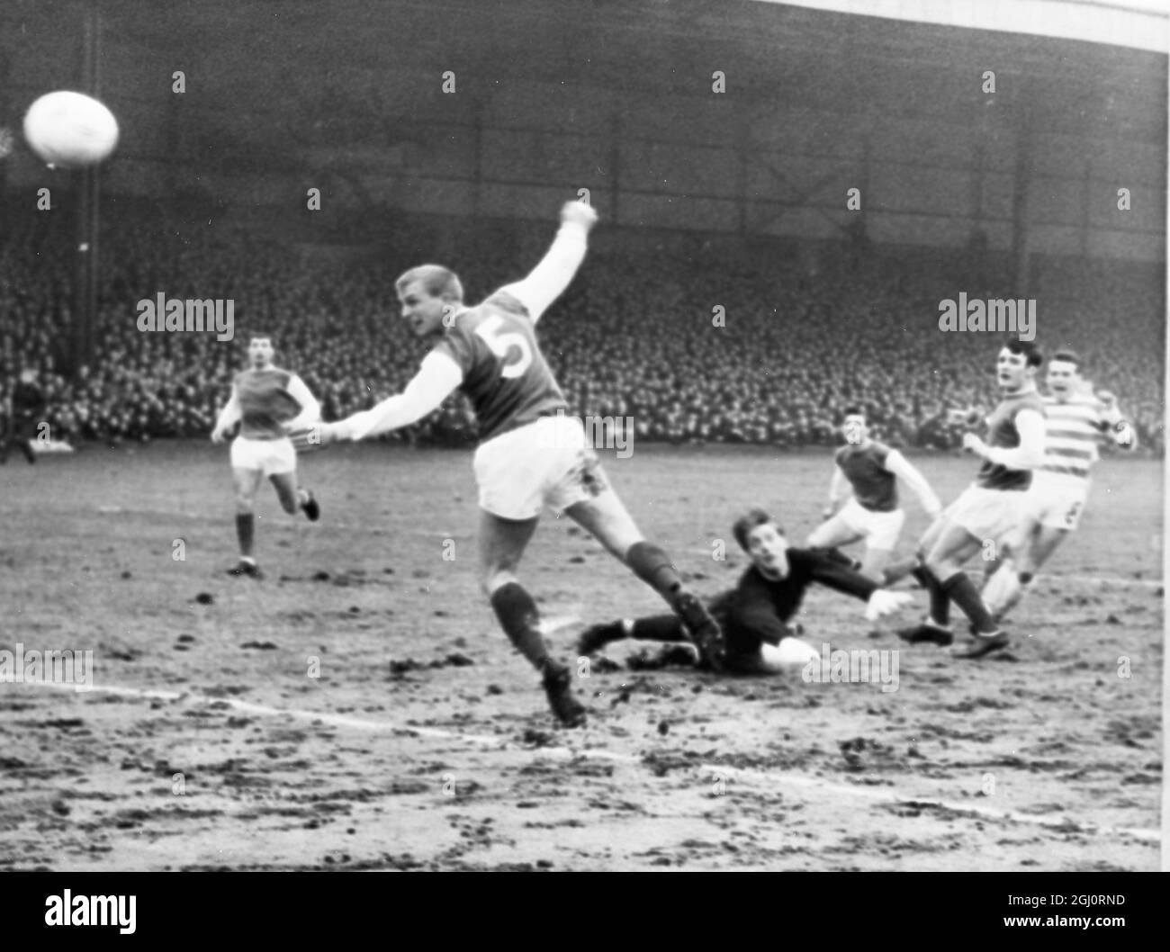 Willie Wallace (extreme right, stripes) scores Glasgow Celtic's first goal against Hibernian at Parkhead, January 21 Celtic won by two goals to nil 23 January 1967 Stock Photo