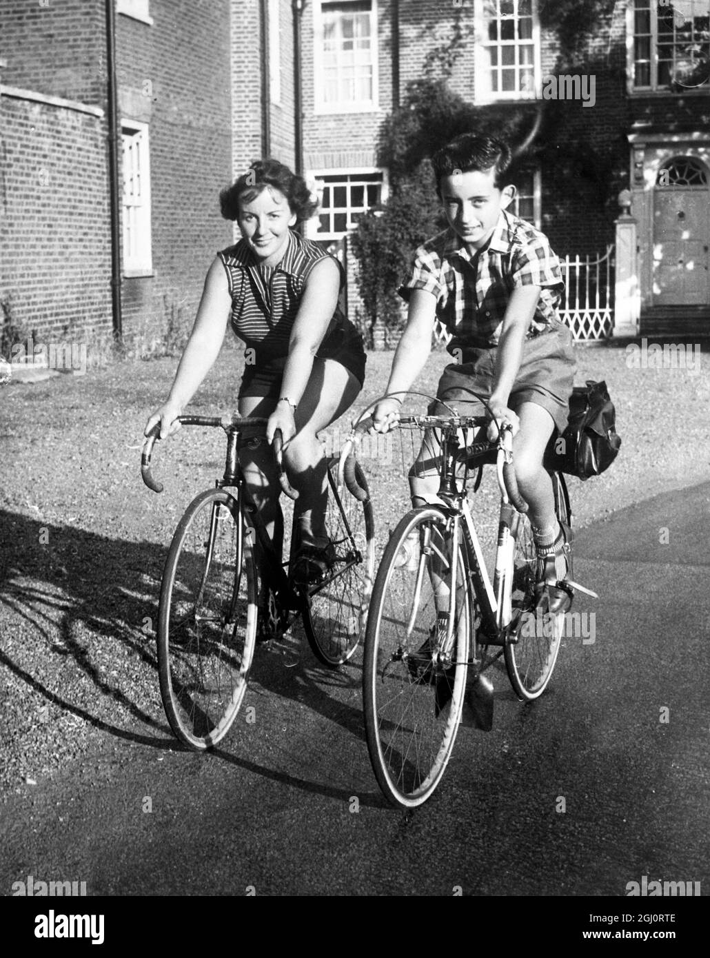 Daily Mail Air Race entrants This picture shows racing cyclist Mrs Eileen Sheridan with Clive her thirteen year old son . 6 July 1959 Stock Photo