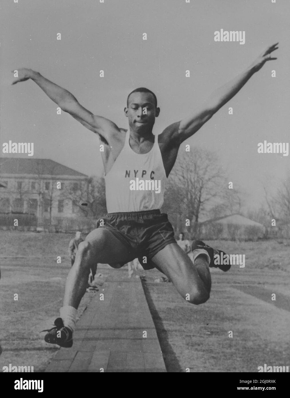 ATHLETE LENNY MOORE MAKES A 24 FEET 1 INCH LONG JUMP 4 JANUARY 1960 Stock Photo