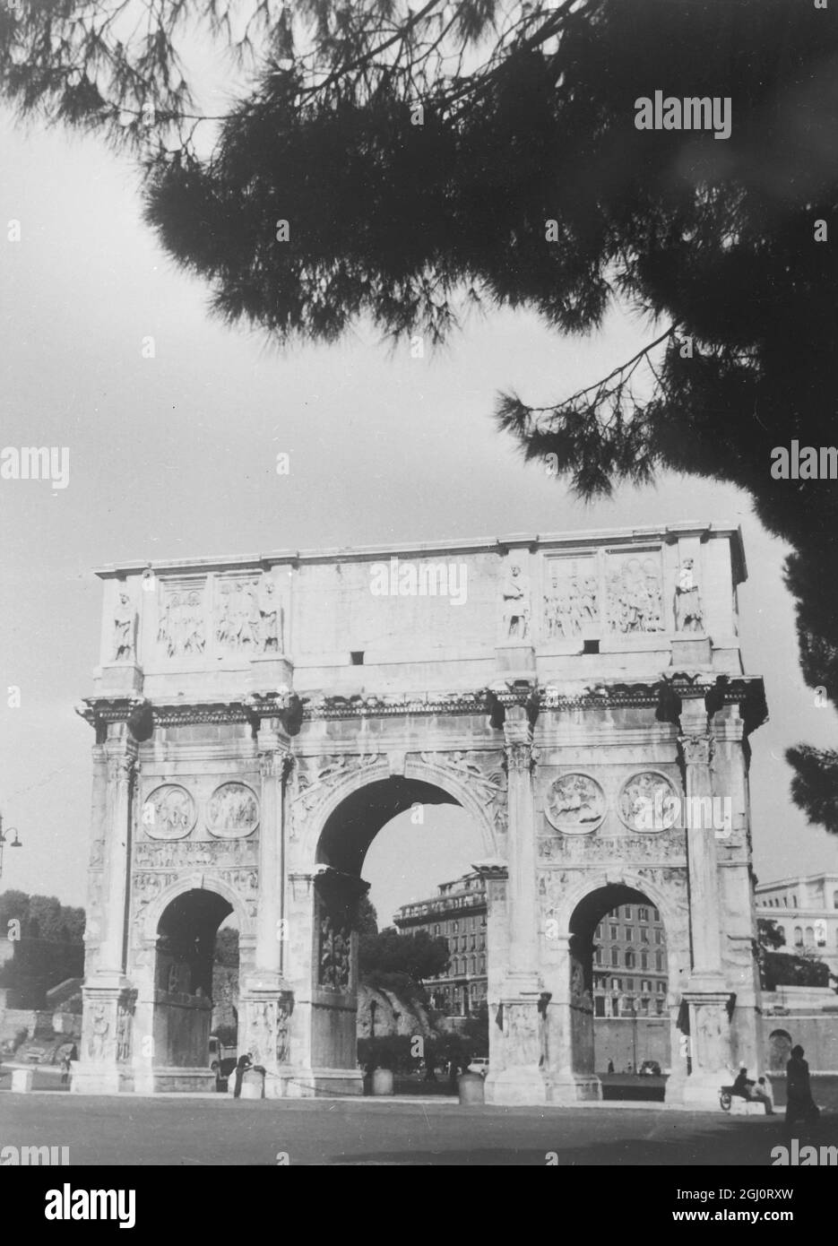 THE ARCH BUILT FOR THE TRIUMPH OF ROMAN EMPEROR CONSTANTINE WILL BE USED FOR THE MARATHON RACE DURING THE 1960 ROME OLYMPICS 4 JANUARY 1960 Stock Photo