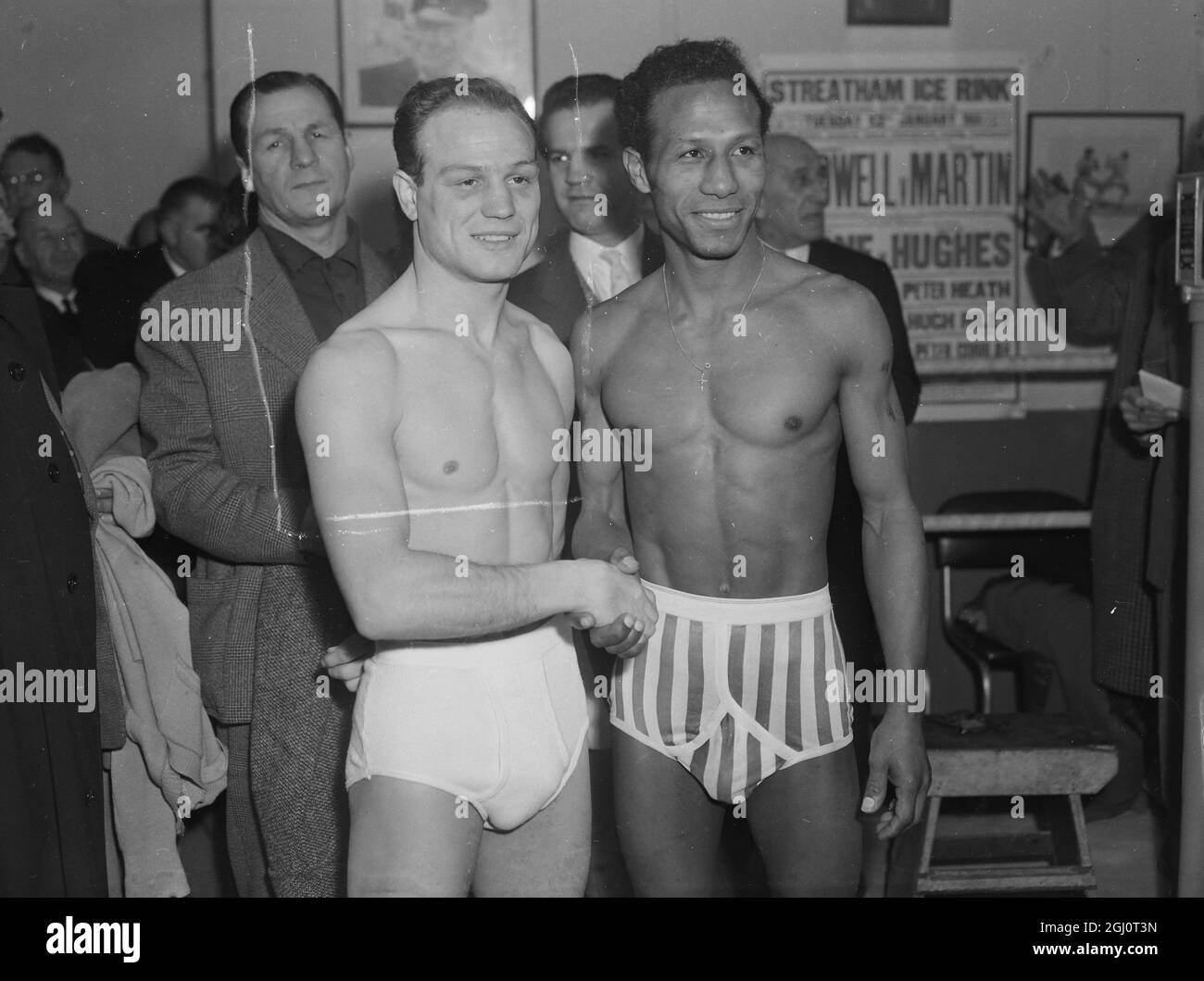 GRACIEUX LAMPERTI WITH PERCY LEWIS DURING THEIR BOXING MATCH WEIGH IN 26 JANUARY 1960 Stock Photo