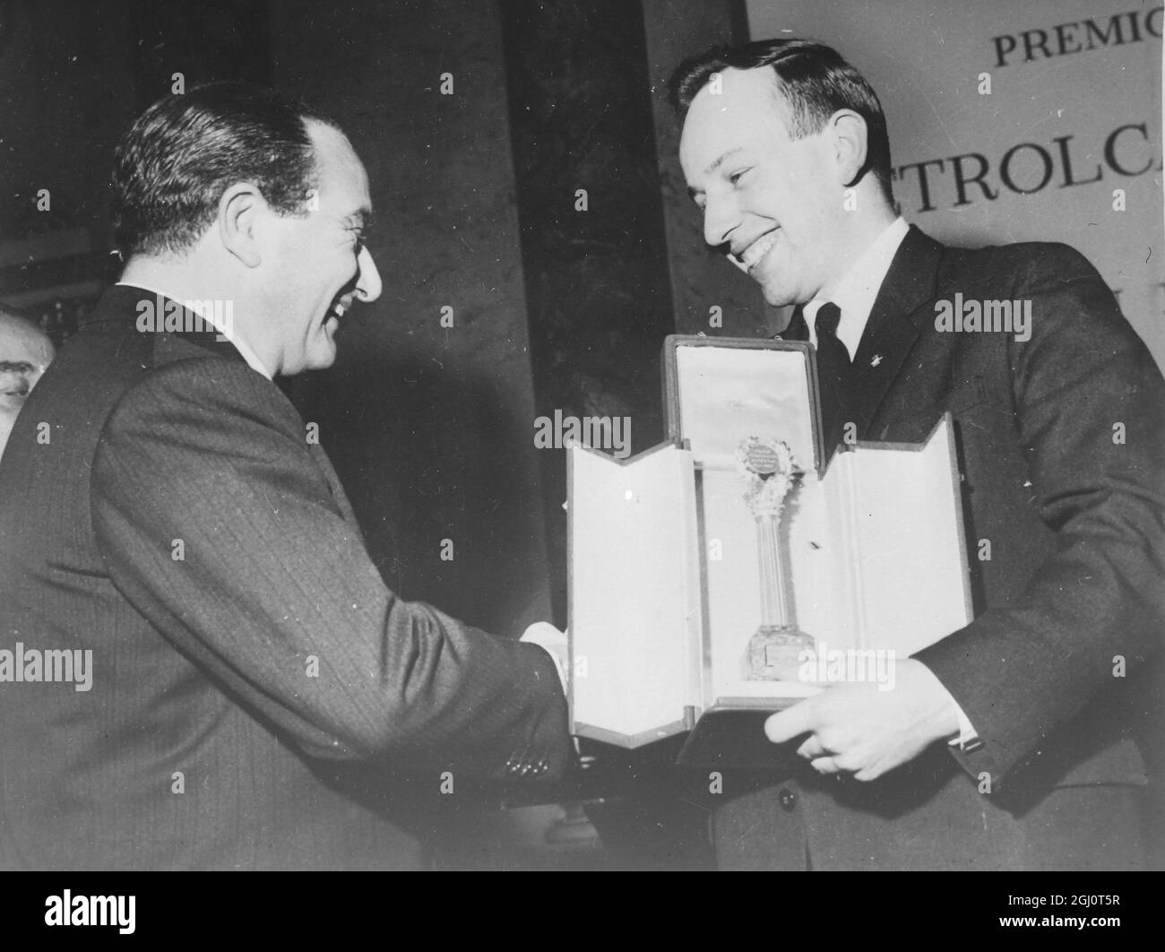 MOTORCYCLE WORLD CHAMPION JOHN SURTEES SHAKES HANDS WITH MOTORCYCLE MAKER A V AUGUSTA AS HE RECEIVES THE 1959 SPORTSMAN OF THE YEAR AWARD 1 FEBRUARY 1960 Stock Photo