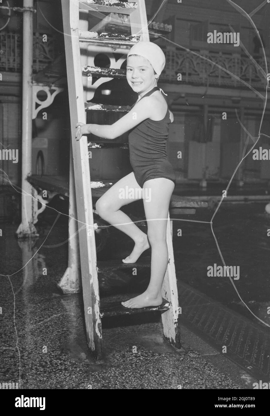 ANGELA SULLIVAN EIGHT YEAR OLD SWIMMING PRODIGY 5 FEBRUARY 1960 Stock Photo