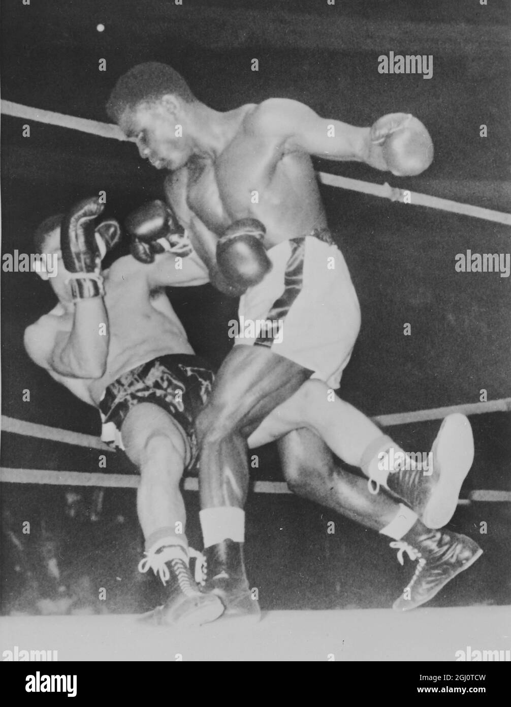 GENE ARMSTRONG V DICK TIGER BOXING MATCH 25 FEBRUARY 1960 Stock Photo