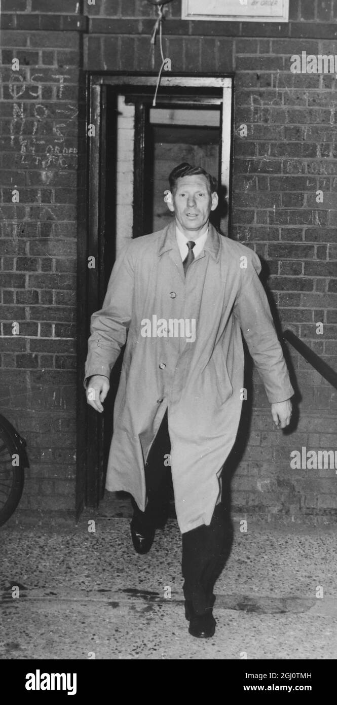 SYD OWEN LEAVING LUTON TOWN FOOTBALL GROUND 25 APRIL 1960 Stock Photo