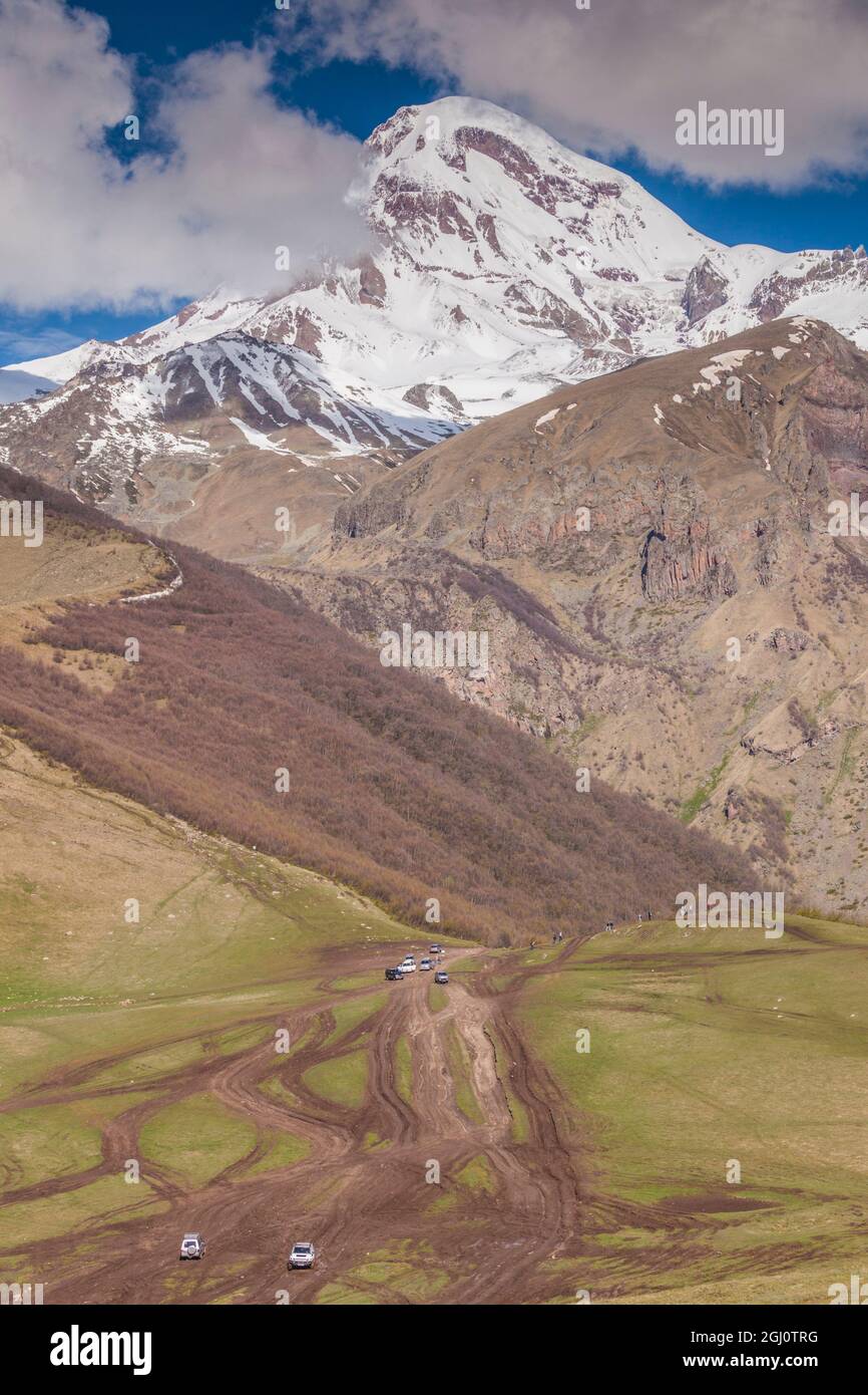 georgia-georgian-military-highway-kazbegi-stepantsminda-4wd-on-road