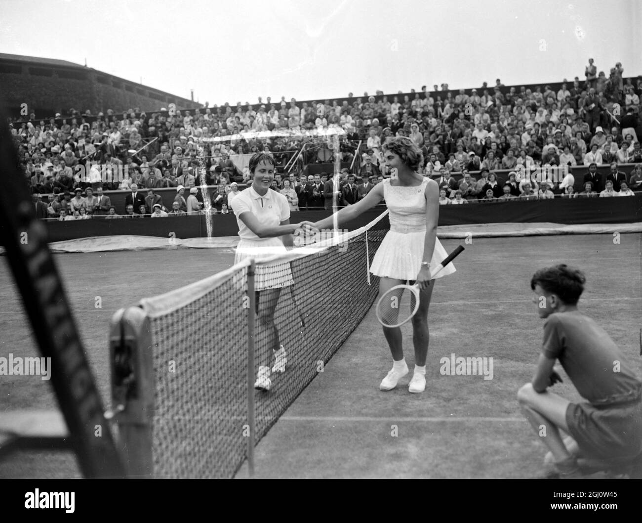 Hutchings Lynn Shakes After Match Tennis Wimbledon Championships Womens And Mens 24 June 1960 2GJ0W45 