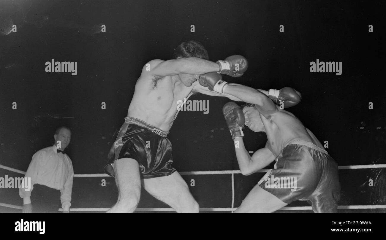 PHIL EDWARDS WITH TERRY DOWNES BOXING AT WEMBLEY 5 JULY 1960 Stock