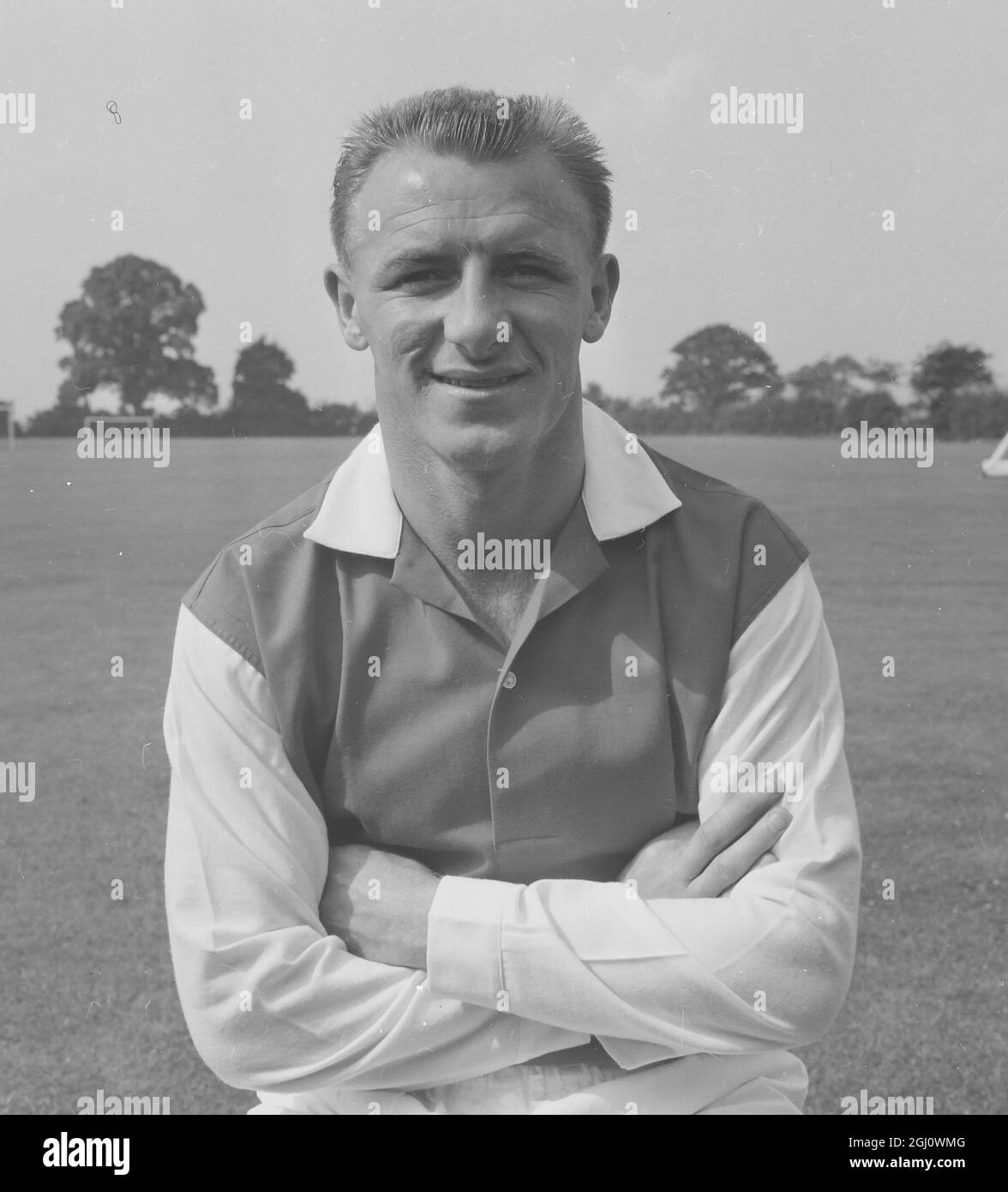 FOOTBALL ARSENAL PORTRAIT T DOCHERTY 18 AUGUST 1960 Stock Photo - Alamy