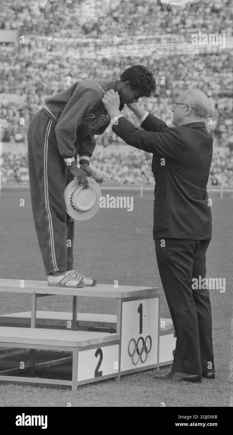 OLYMPIC GAME 100M FINAL BRUNDAGE PRESENTS GOLD WILMA RUDOLPH 3 SEPTEMBER 1960 Stock Photo