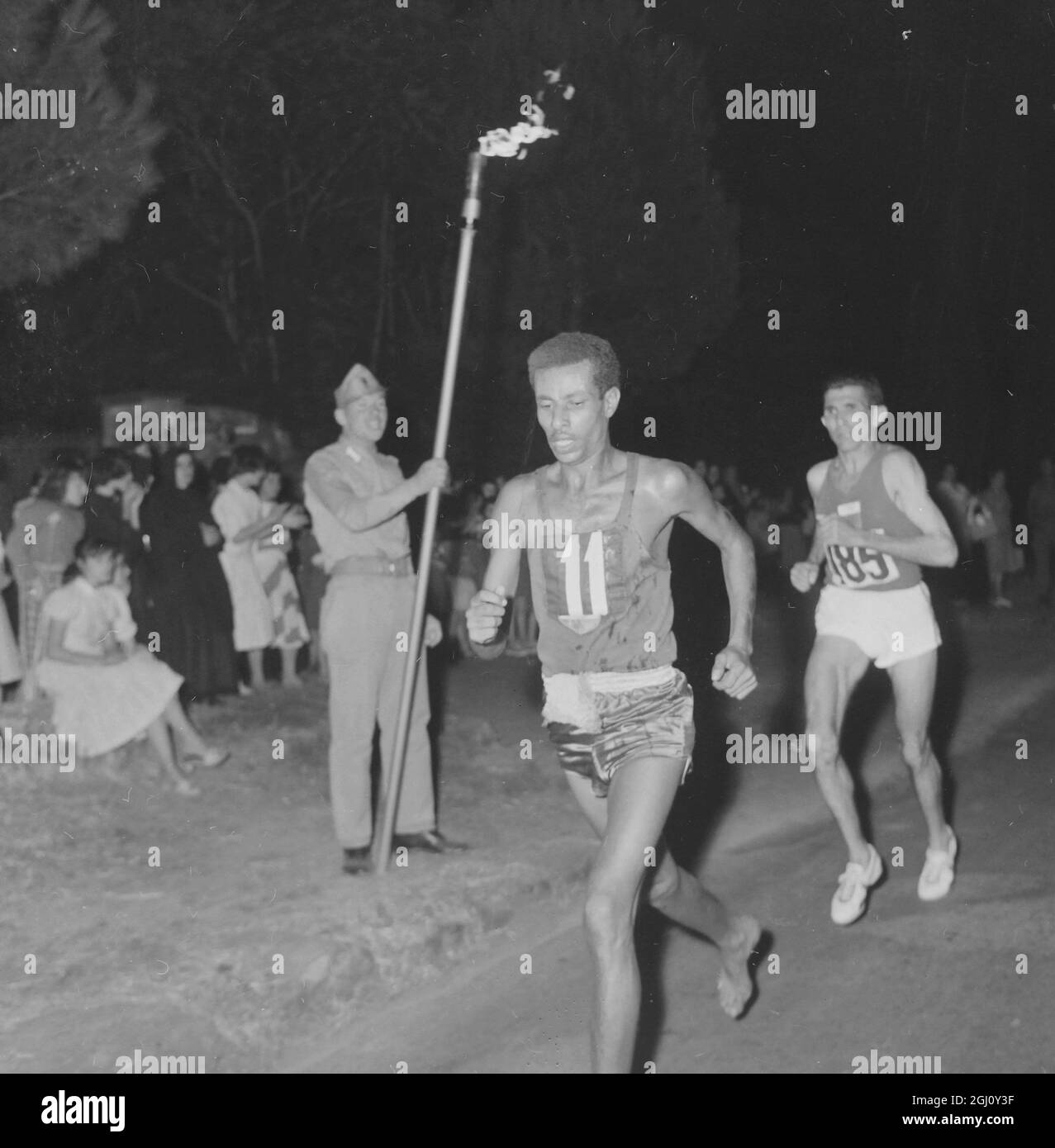 OLYMPIC GAME MARATHON ABEBE LEADS AT FINISH 11 SEPTEMBER 1960 Stock Photo
