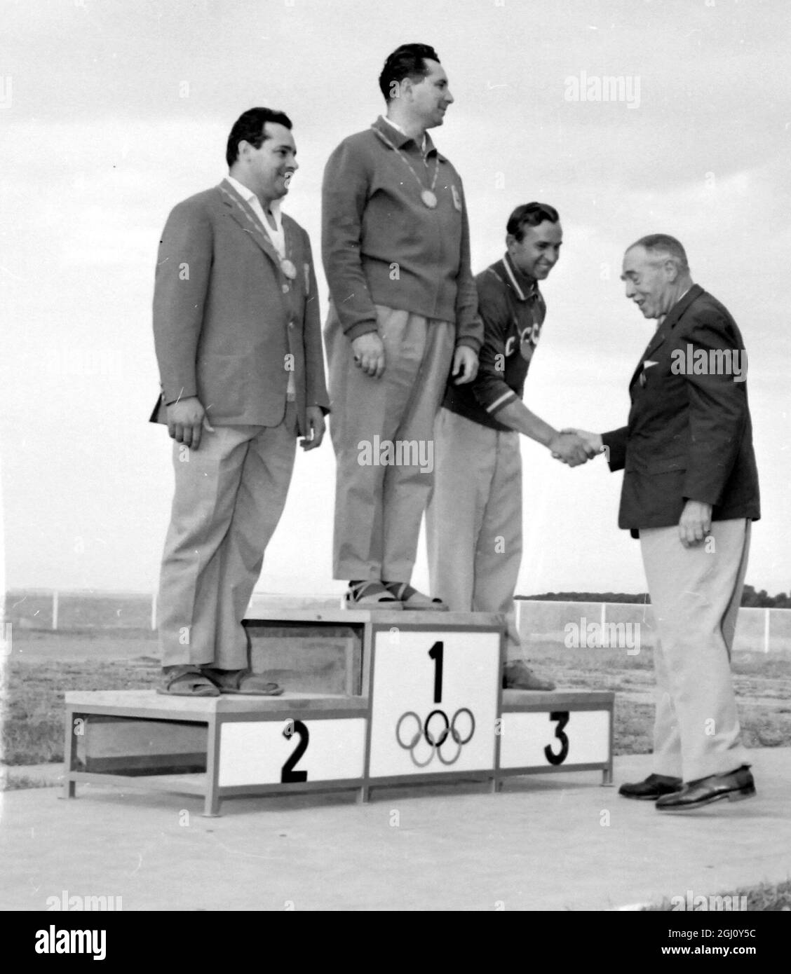 OLYMPIC GAME SHOOTING CLAY PIGEON MASSARD PRESENTS BRONZE TO KALINE 10 SEPTEMBER 1960 Stock Photo