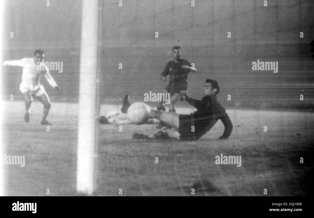 FOOTBALL BARCELONA V REAL MADRID GENTO ON GROUND RAMALLETS FALL 24 NOVEMBER 1960 Stock Photo