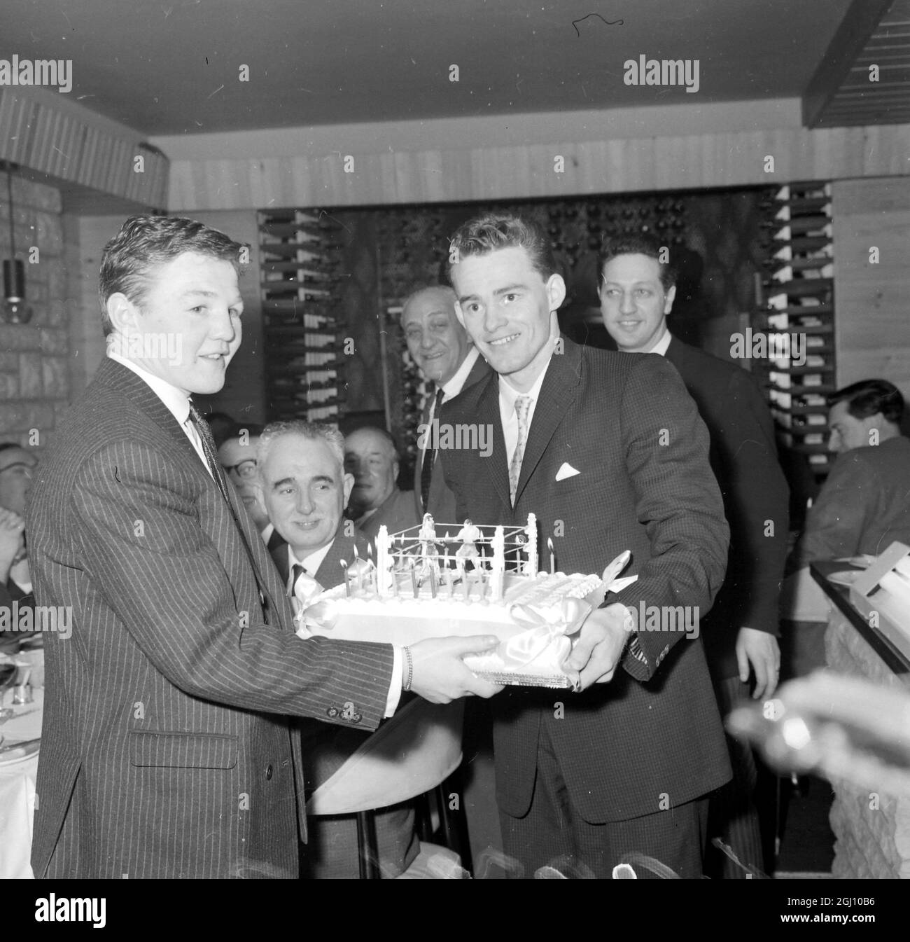 BOXING SPINKS TERRY HILTON DAVE CUTTING BIRTHDAY CAKE 28 FEBRUARY 1961 Stock Photo