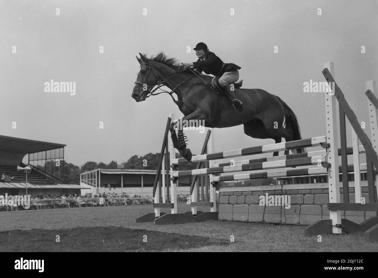 HORSEJUMPING NICKY WITH MRS STILLWELL FOXHUNTER COMPETITION RICHMOND 25 MAY 1961 Stock Photo