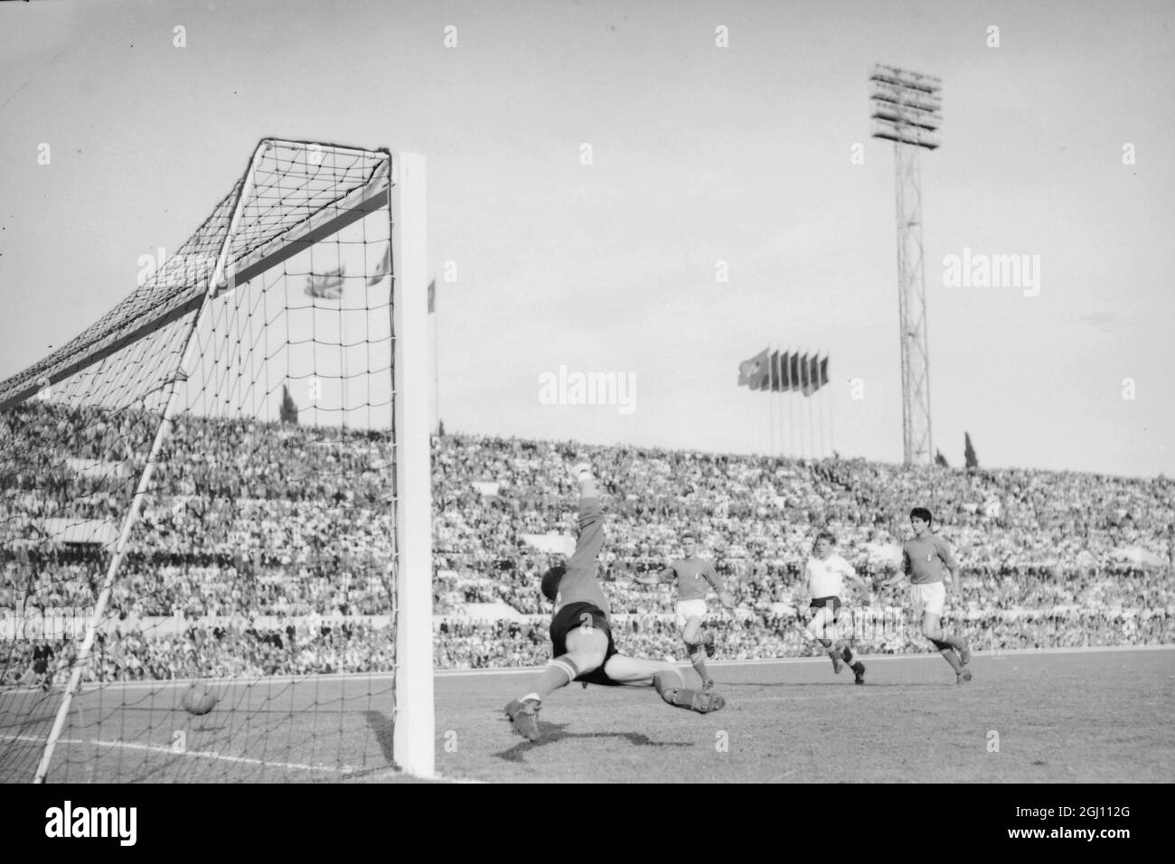 FOOTBALL ENGLAND V ITALY GOALIE CANT STOP ENGLANDS JIMMY GREAVES FROM SCORING 25 MAY 1961 Stock Photo