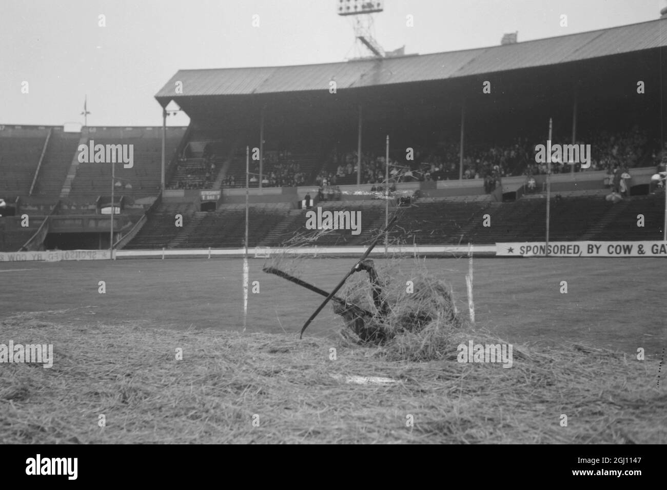 WINTER SPORT SKI JUMPING IN SUMMER AT WEMBLEY STADIUM IN LONDON - BRANTZAEG T NORWEGIAN SKI JUMPER - 1 JUNE 1961 Stock Photo