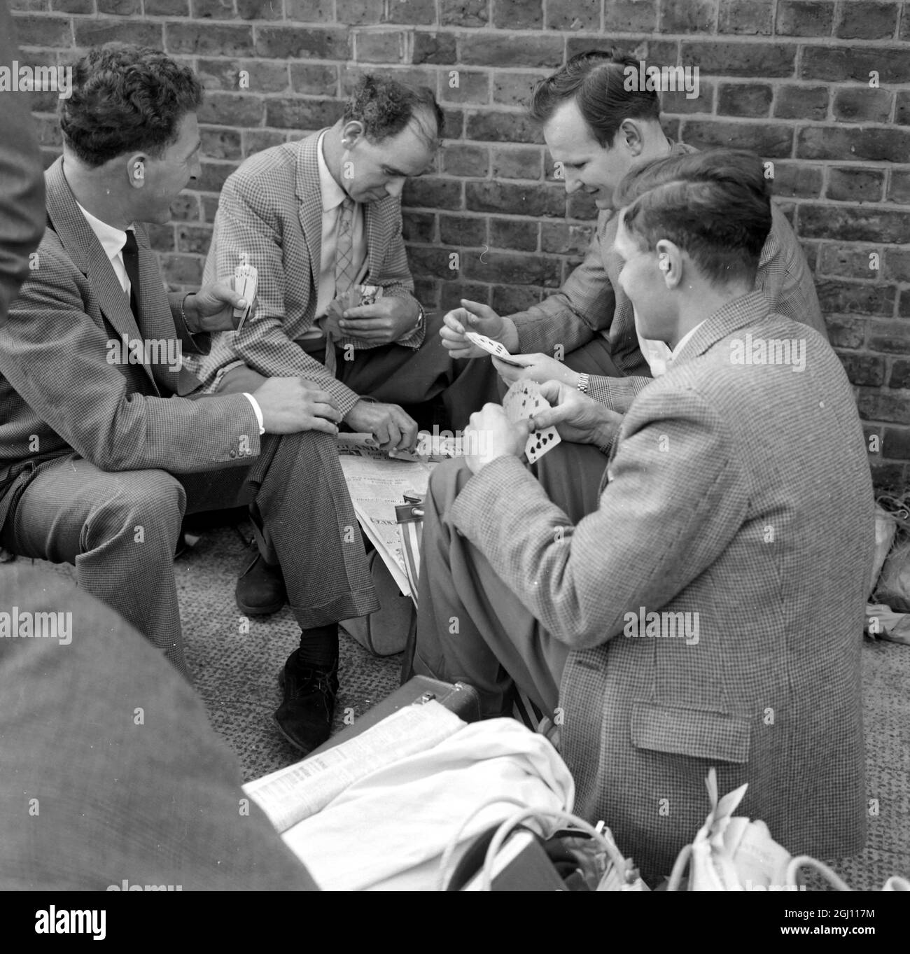 ST JOHN WOOD CROWDS QUEUING TO GET INTO CRICKET GROUNDS LONDON 24 JUNE 1961 Stock Photo