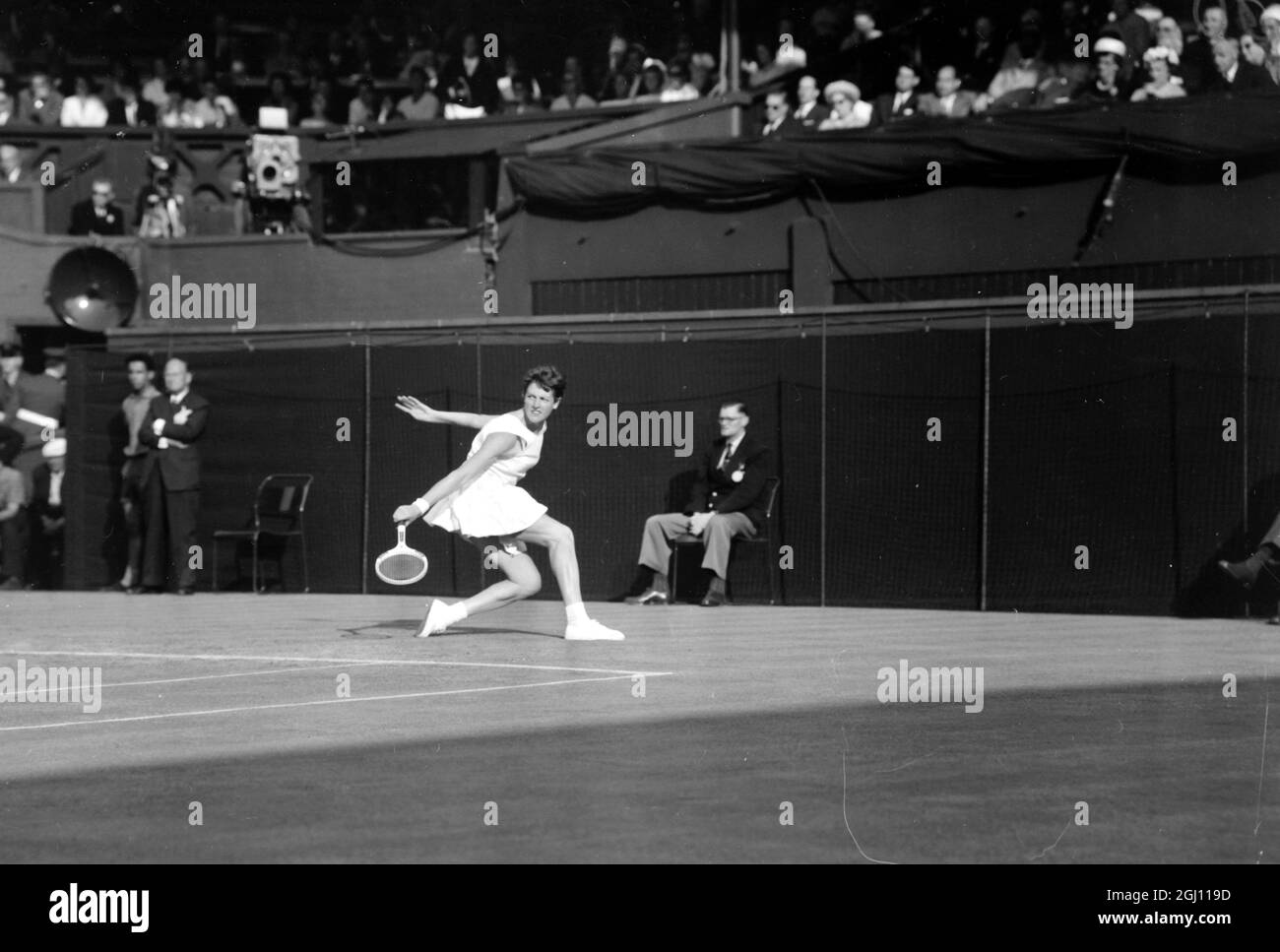 PLAYER MARGARET SMITH IN ACTION AT WIMBLEDON LAWN TENNIS CHAMPIONSHIPS 27 JUNE 1961 Stock Photo