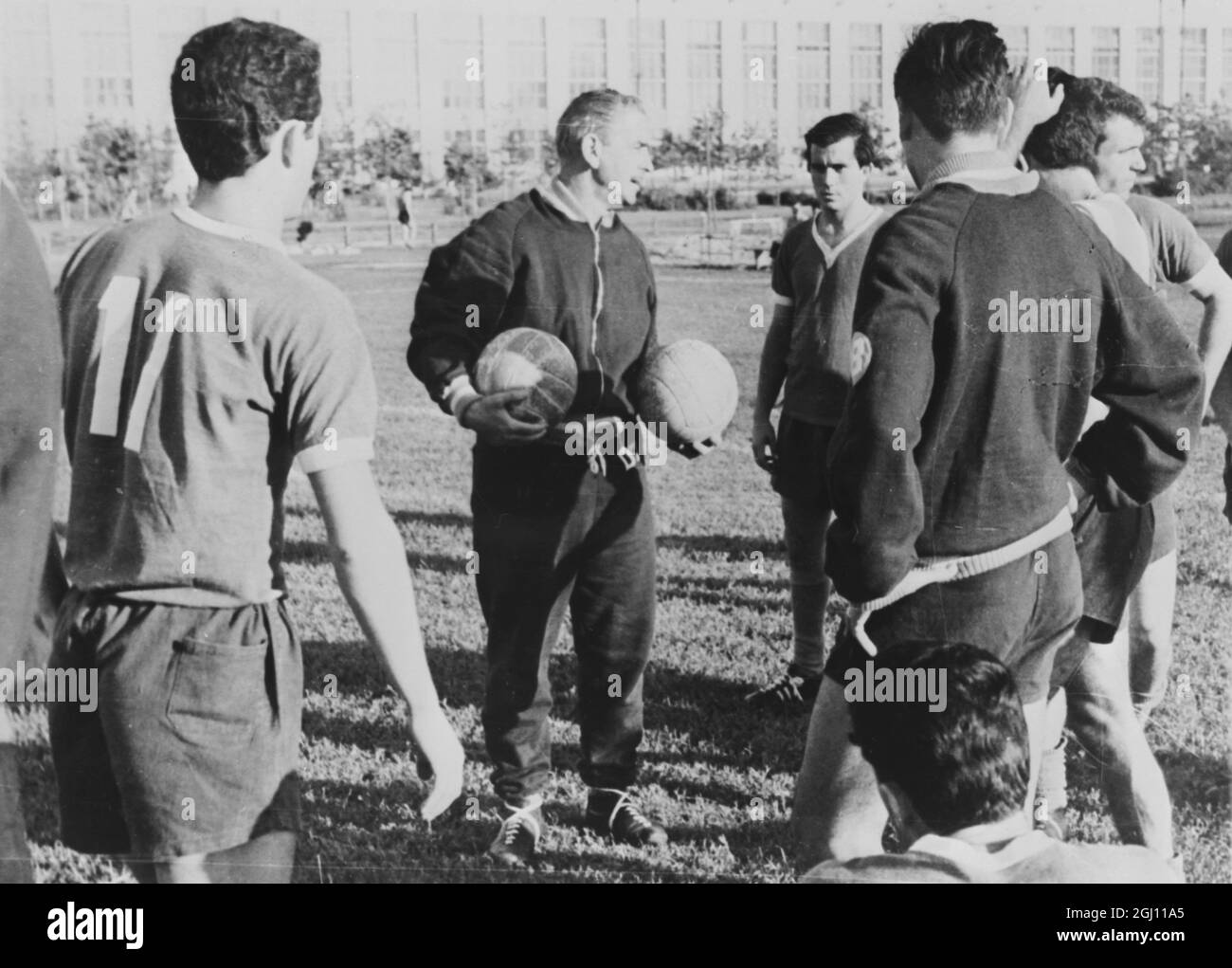 FOOTBALL VICTORIO SPINETTO ARGENTIAN COACH HOLDS BALLS IN MOSCOW 28 JUNE 1961 Stock Photo