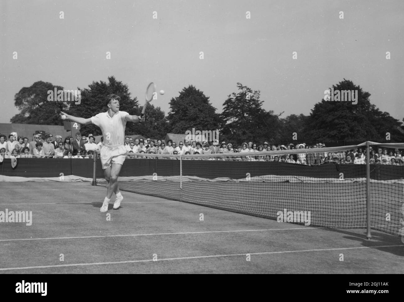 BILLY KNIGHT TENNIS PLAYER IN ACTION AT WIMBLEDON LAWN TENNIS CHAMPIONSHIPS- 28 JUNE 1961 Stock Photo
