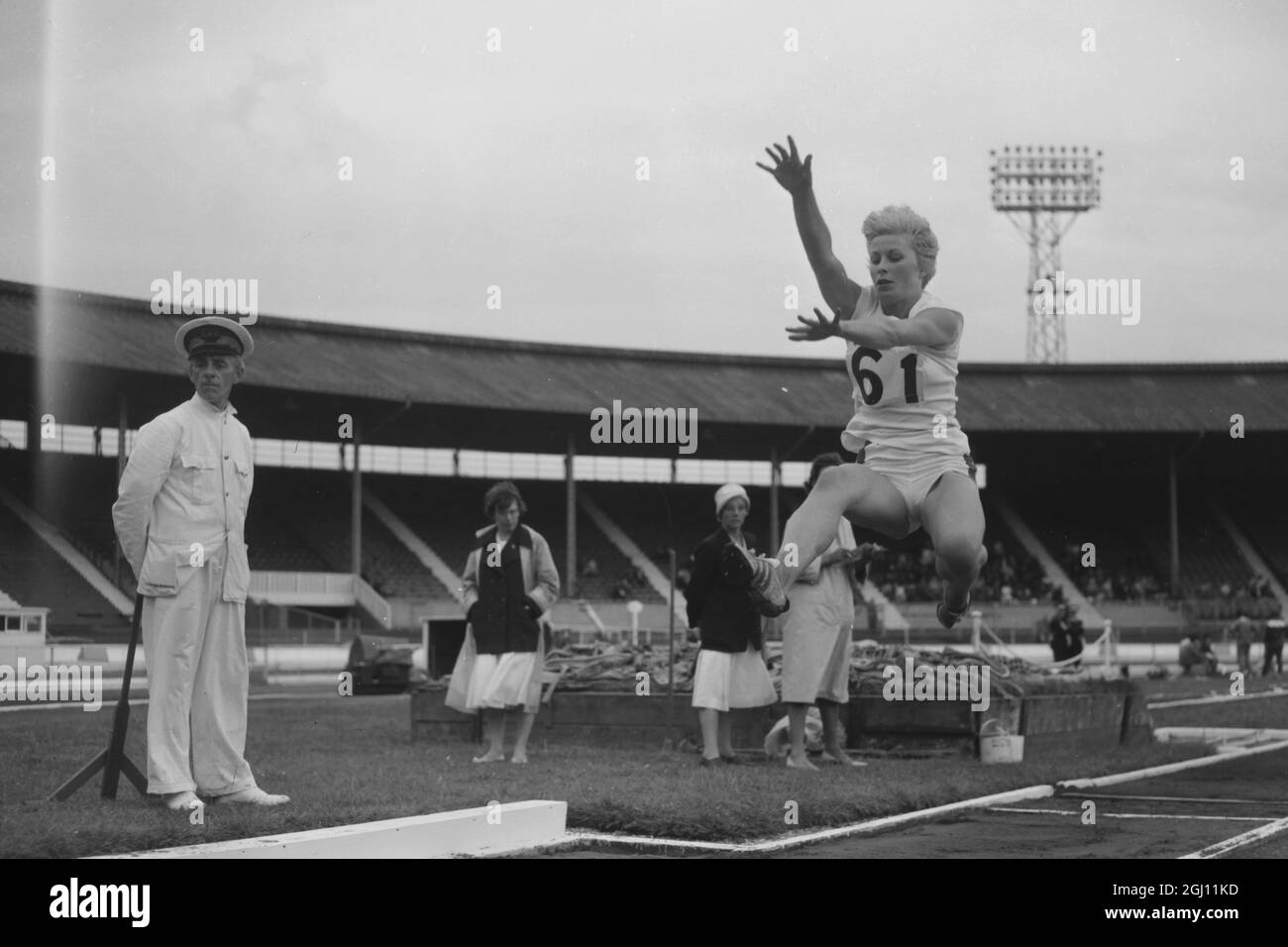 ATHLETICS MARY RAND WINS LONG JUMP AT WHITE CITY 8 JULY 1961 Stock Photo