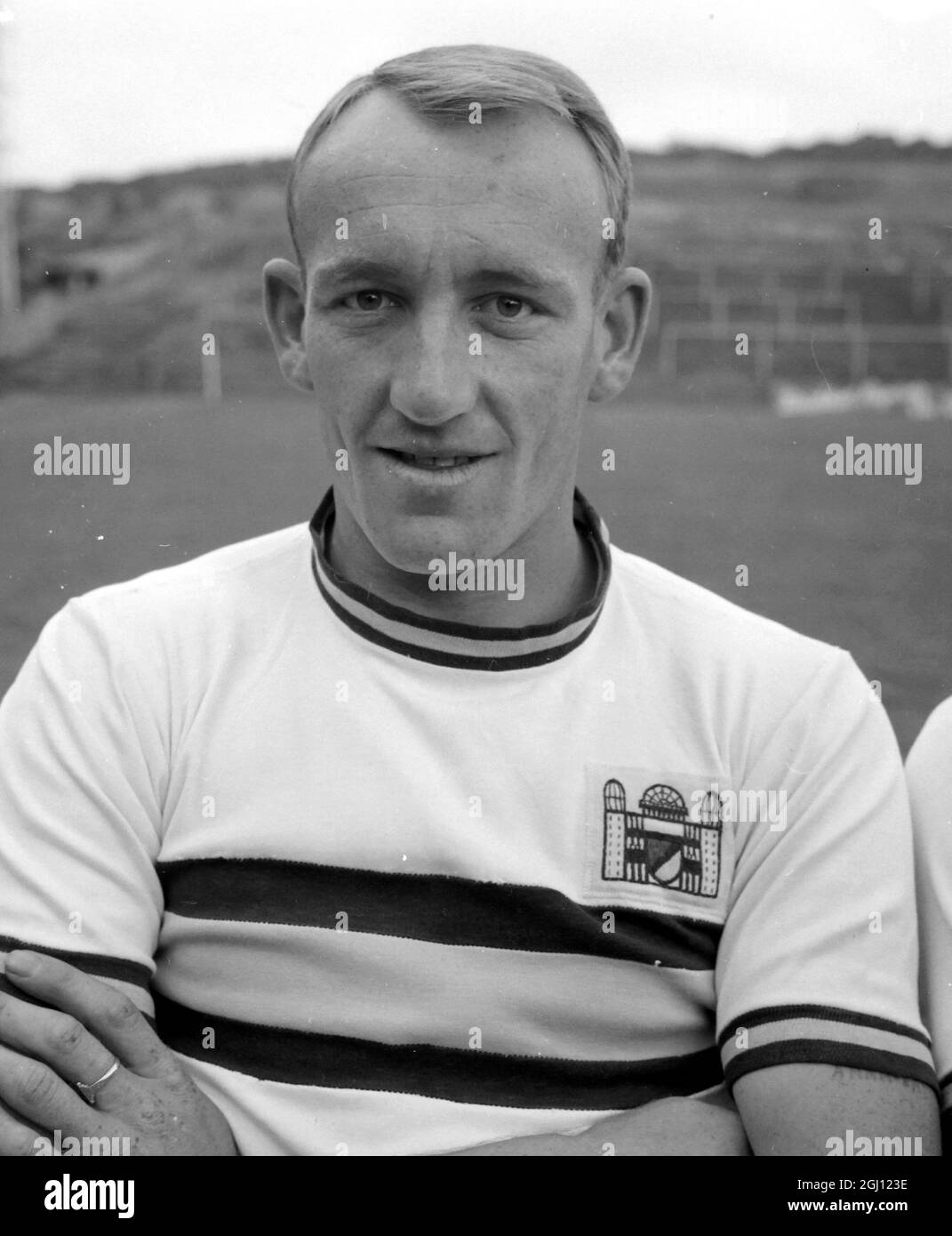 TOM BARNETT - PORTRAIT OF FOOTBALLER, CRYSTAL PALACE FOOTBALL CLUB FC - 21  AUGUST 1961 Stock Photo - Alamy