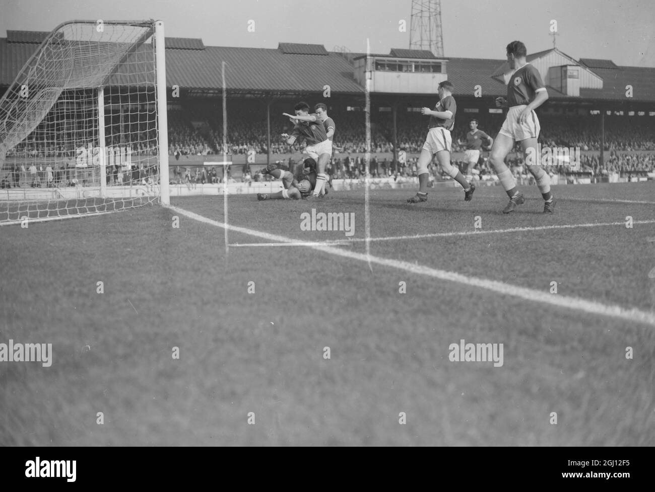 GOALKEEPER BANKS OF LEICESTER CITY FOOTBALL CLUB IN ACTION 14 OCTOBER 1961 Stock Photo