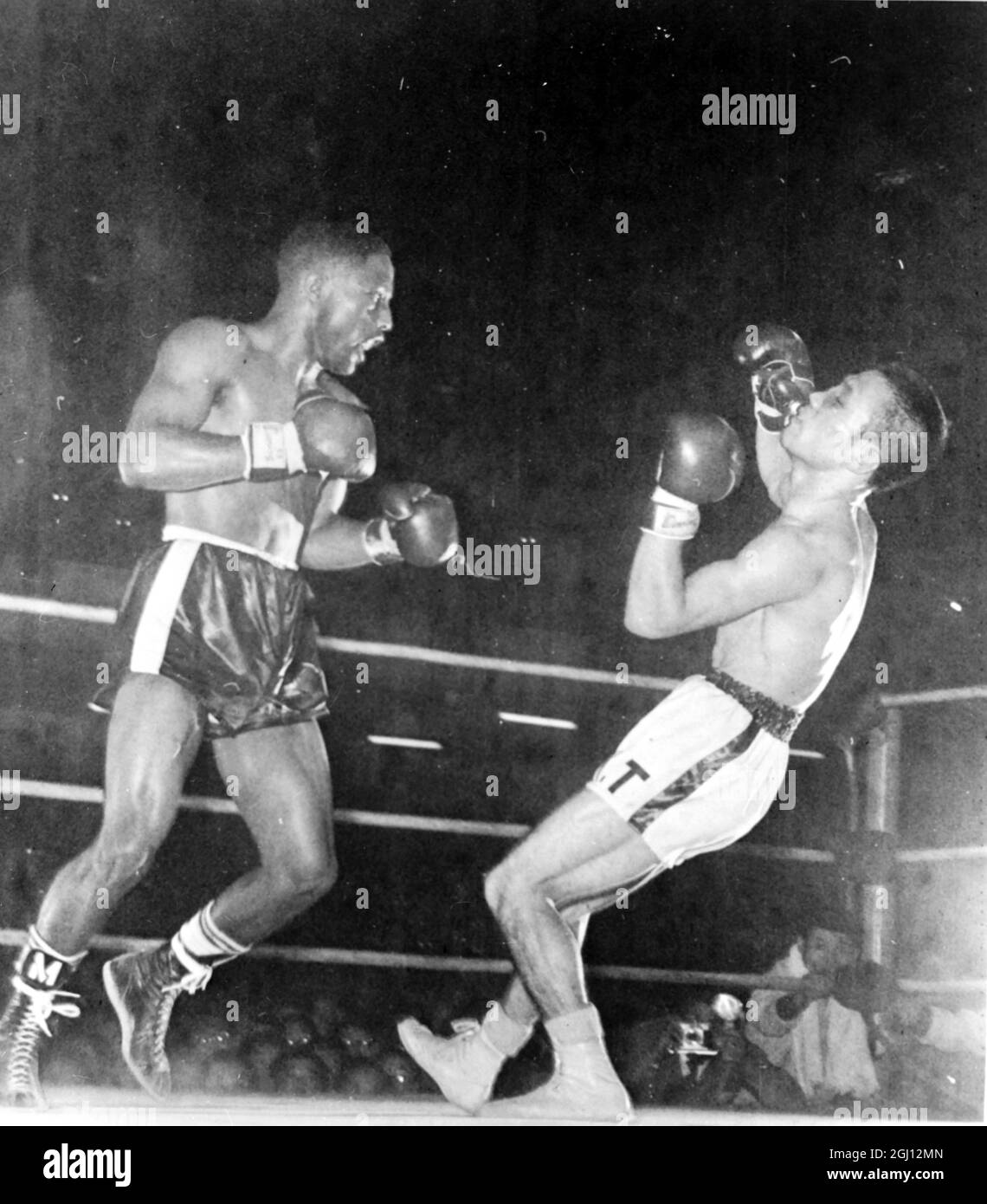 BOXING FIGHT DAVEY MOORE WINS WITH KAZUO TAKAYAMA AND KEEPS HIS TITLE 17 NOVEMBER 1961 Stock Photo