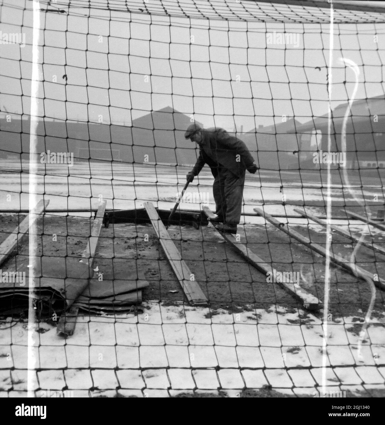 FOOTBALL FULHAM GROUND INSPECTED GROUNDSMAN MR PURDY 4 JANUARY 1962 Stock Photo
