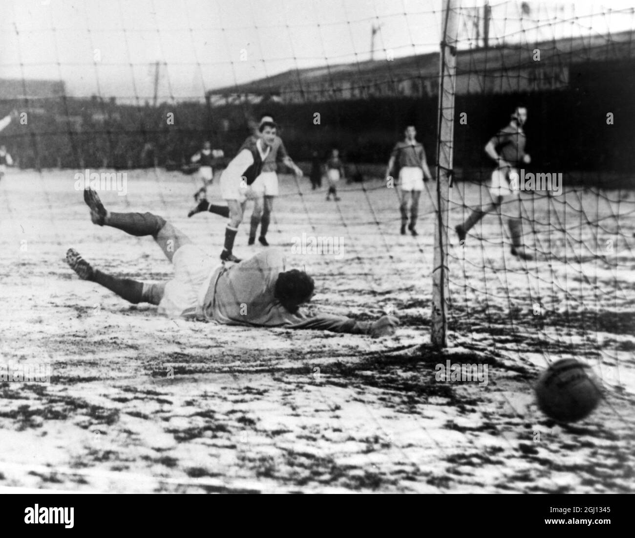 SCOTTISH FOOTBALLER GIBSON IN ACTION 5 JANUARY 1962 Stock Photo Alamy