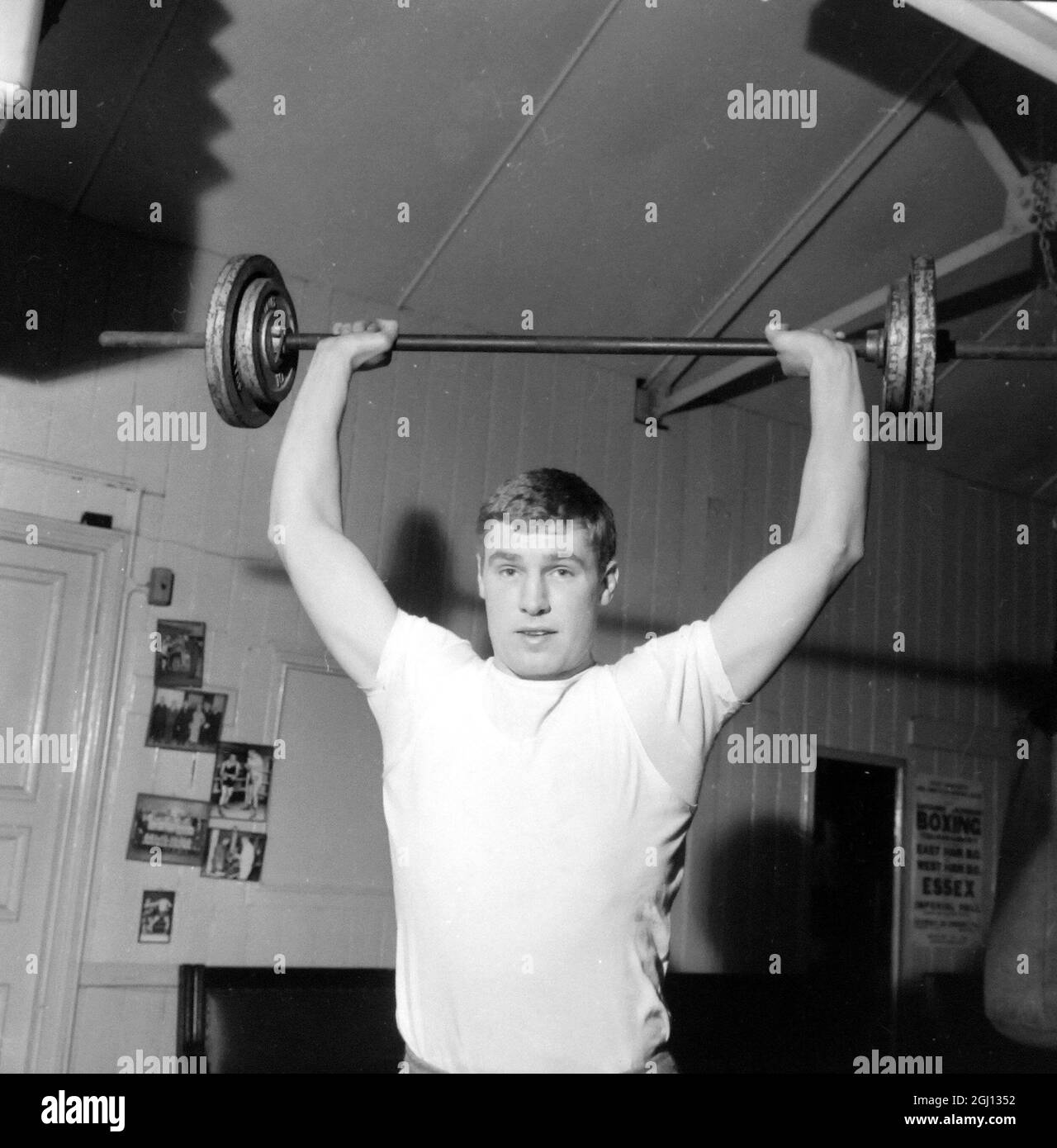 BOXING BILLY WALKER WEIGHT LIFTING DURING TRAINING 6 JANUARY 1962 Stock Photo
