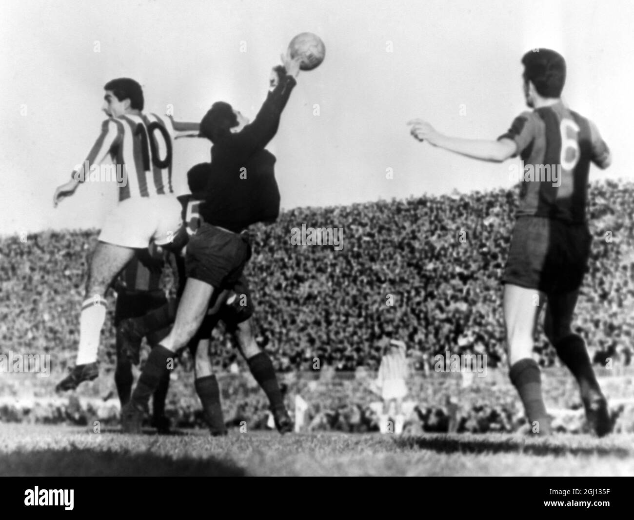 FOOTBALL OLYMPIACOS V BARCELONA PERSUDO SAVES IN MID AIR 8 JANUARY 1962 Stock Photo